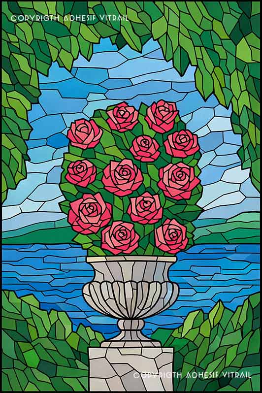 Film adhésif décoratif autocollant d’inspiration vitrail avec pot de roses roses en jardin au bord d’un lac pour fenêtre.