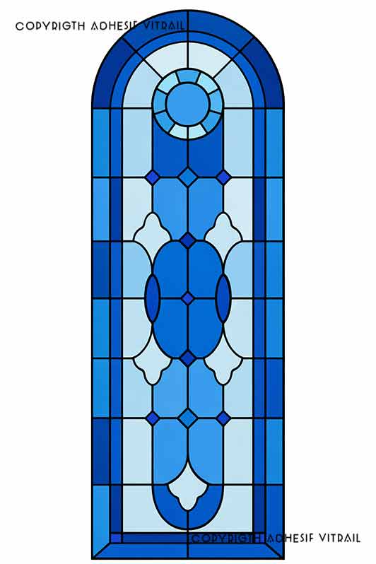 Film adhésif décoratif autocollant d’inspiration vitrail traditionnel en panneau cintré bleu géométrique, idéal pour fenêtre ou paroi de douche.