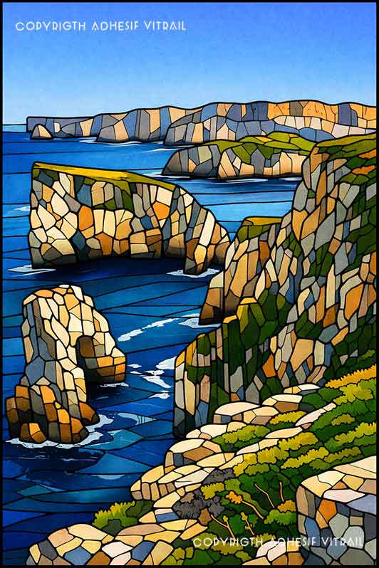 Film adhésif décoratif autocollant d’inspiration vitrail représentant des falaises en bord de mer avec rochers et eau bleue translucide.
