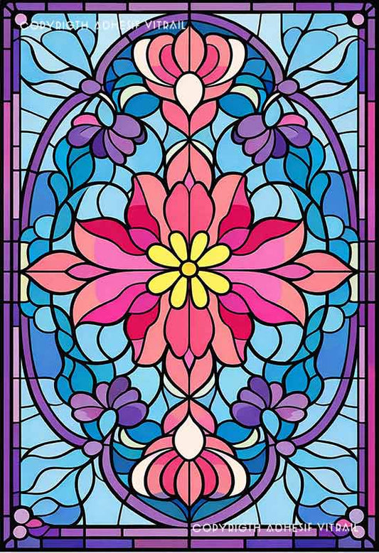 Film adhésif décoratif autocollant d’inspiration vitrail avec fleur centrale en rosace pastel pour décoration de fenêtre.