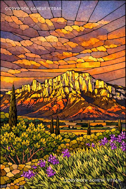 Film adhésif décoratif autocollant d’inspiration vitrail représentant un massif rocheux provençal et des fleurs violettes au premier plan.