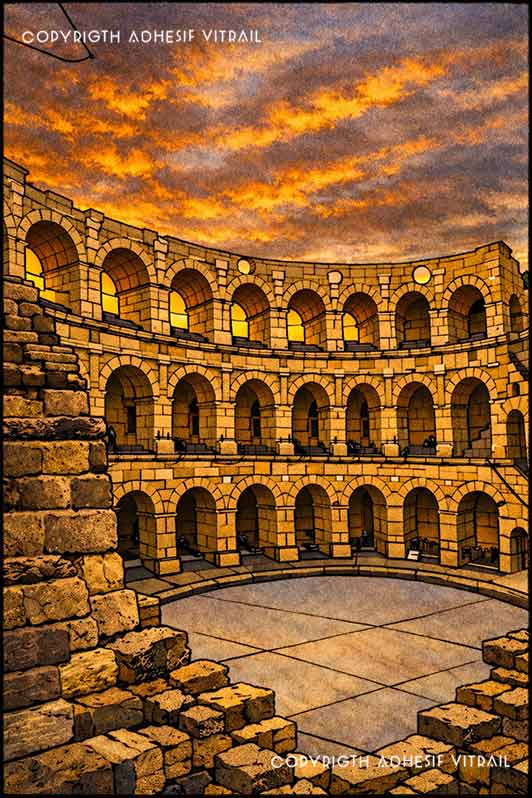 Film adhésif décoratif d’inspiration vitrail représentant un amphithéâtre antique en pierre dorée, arches monumentales et ciel de coucher de soleil, décoration fenêtre ambiance voyage.